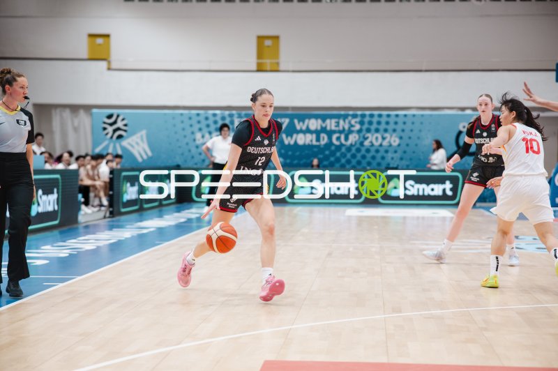 Lara Gierlich (#12; Deutschland) beim Dribbling gegen China