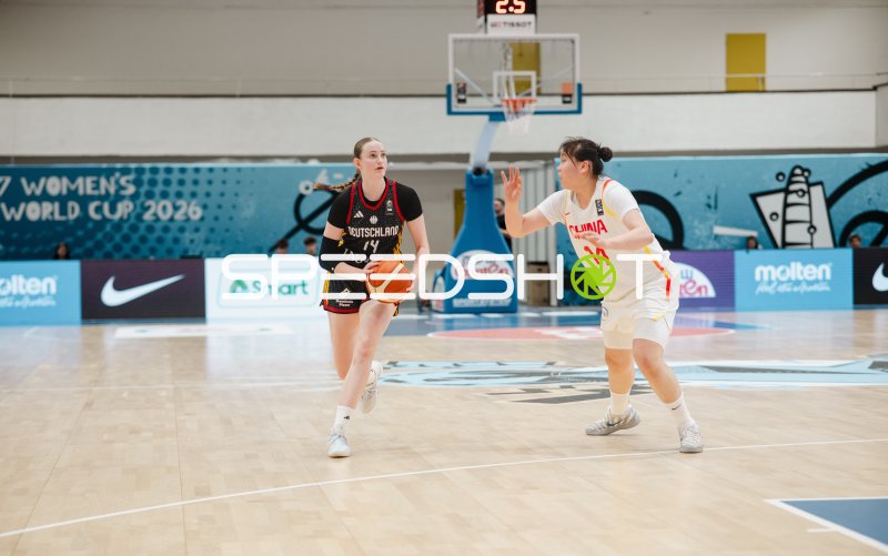 Frederike Askamp (#14; Deutschland) im Angriff gegen Yunshu Pang (#14; China)