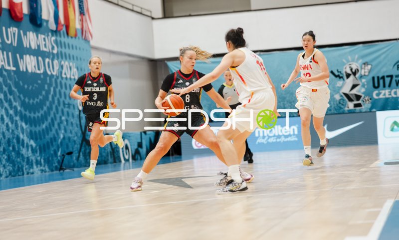 Darina Zraychenko (#8; Deutschland) im Zweikampf gegen China