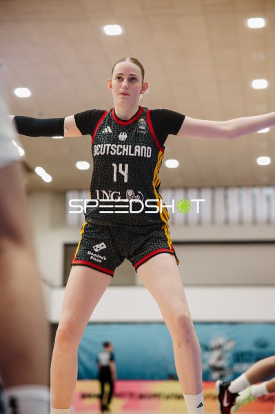 Frederike Askamp (#14; Deutschland) in Defensivstellung