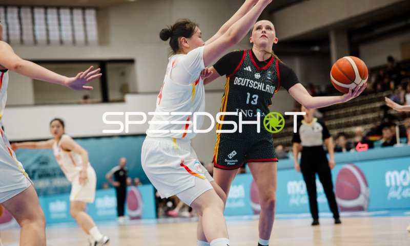 Mia Wiegand (#13; Deutschland) im Angriff gegen China