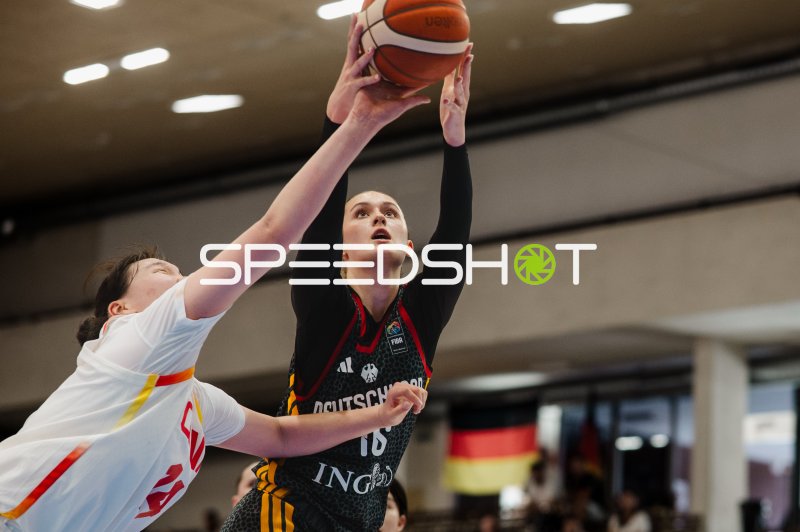 Mathilda Haensch (#16; Deutschland) zieht zum Korb