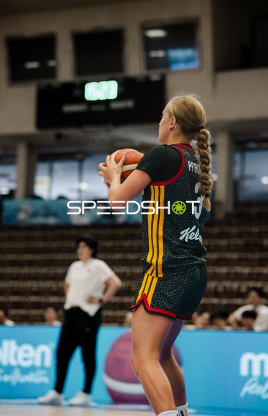 Leonie Pfanzelt (#3; Deutschland) beim Wurfansatz