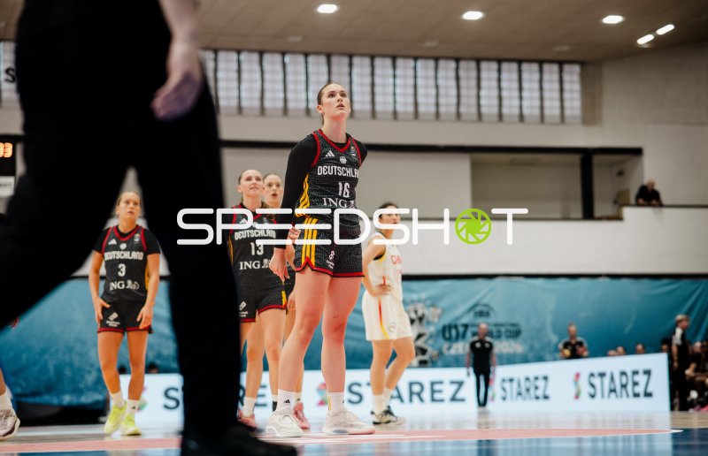 Mathilda Haensch (#16; Deutschland) beobachtet das Spielgeschehen