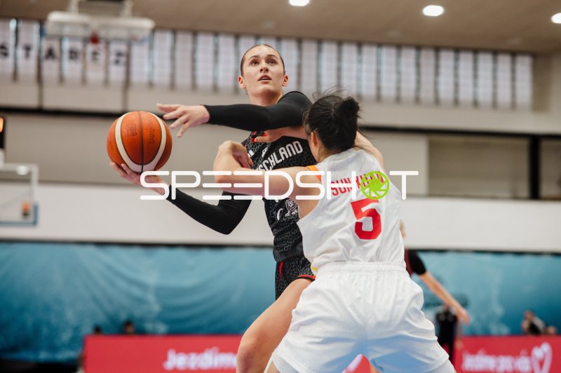 Mathilda Haensch (#16; Deutschland) im Zweikampf gegen Xuan Sun (#5; China)
