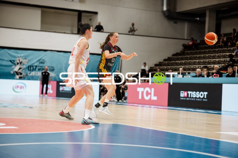 Mia Wiegand (#13; Deutschland) spielt Pass gegen China