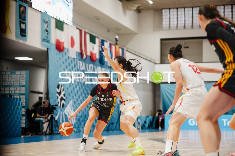 Mia Wiegand (#13; Deutschland) im Dribbling gegen China