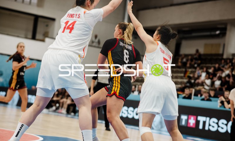 Darina Zraychenko (#8; Deutschland) im Zweikampf gegen Yunshu Pang und Xuan Sun