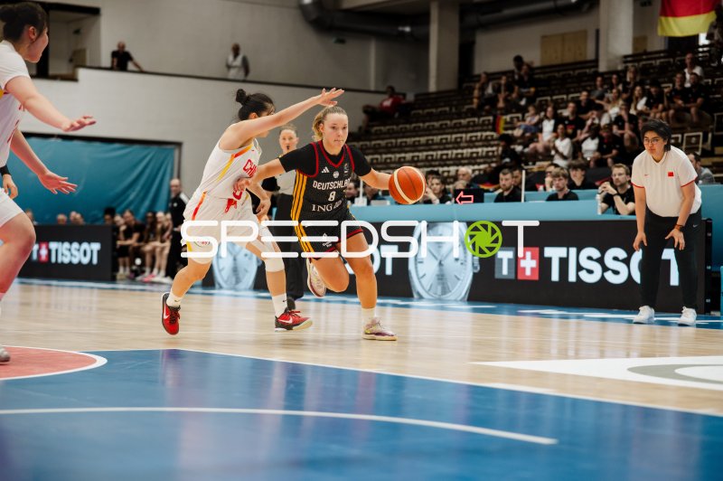 Darina Zraychenko (#8; Deutschland) dribbelt am Korb vorbei