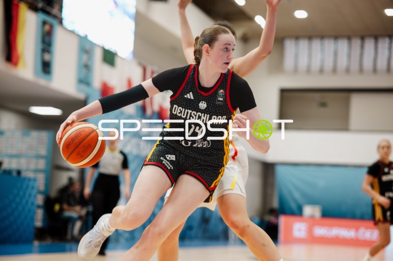 Frederike Askamp (#14; Deutschland) beim Dribbling gegen China