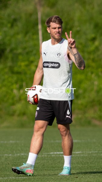 Marcus Mathisen (#6 FC St. Pauli) hat sichtbar gute Laune beim Training und setzt das Peace-Zeichen beim Training in Hamburg
