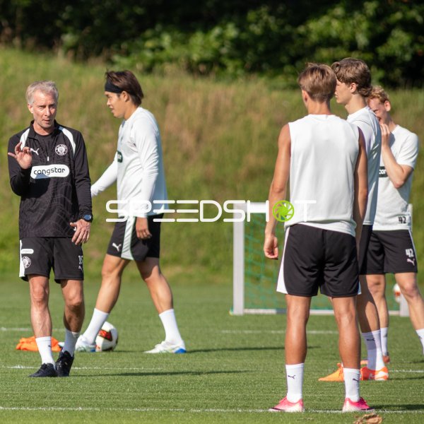 Co-Trainer Jens Schuster ( #js FC St. Pauli) gibt Anweisungen beim FC St. Pauli Training in Hamburg