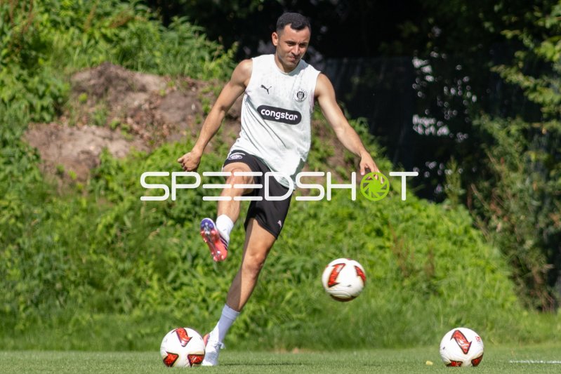 Manos Saliakas (#2 FC St. Pauli)beim individuellen Training am Montag