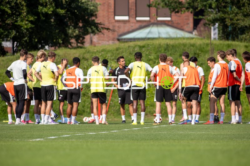 Marcel Rapp ( #mr FC St. Pauli) gibt Anweisungen im Training