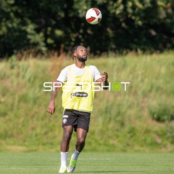 Ricky Jade Jones (#26 FC St. Pauli) mit einer kleinen Showeinlage