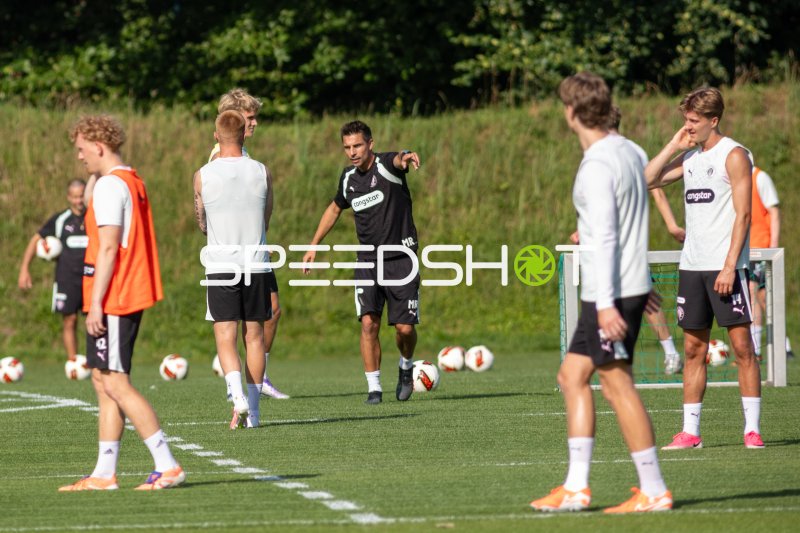 Marcel Rapp #mr gibt taktische Anweisungen beim FC St. Pauli Training