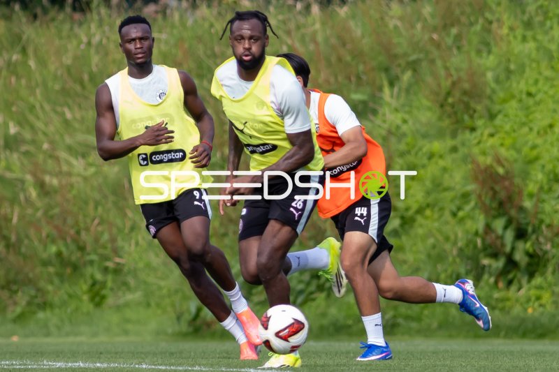 Drei FC St. Pauli Spieler im Zweikampf beim Training