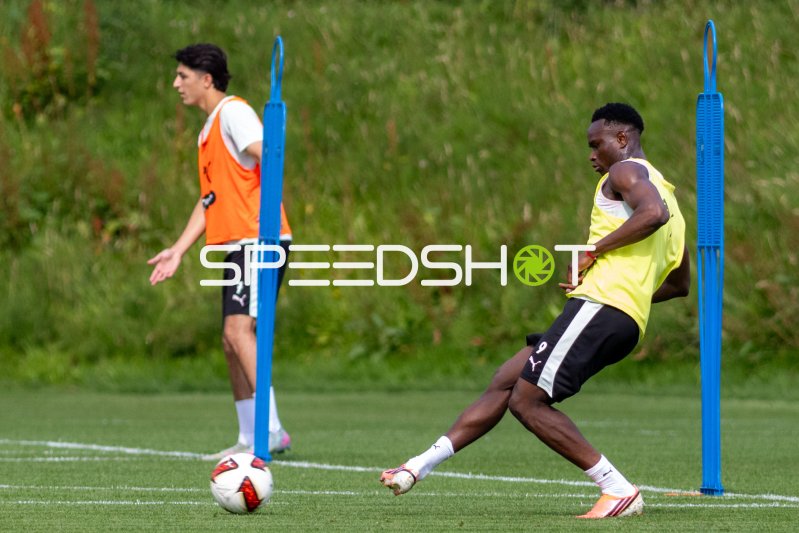 Ceesay ( #9 FC St. Pauli) – Trainingseinheit mit Schussübung am Trainingszentrum