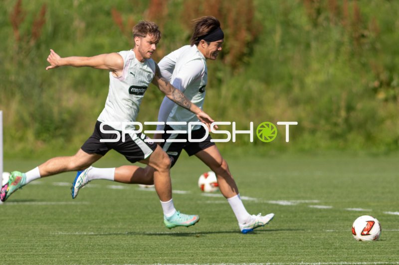 Marcus Mathisen und Tomoya Ando im Zweikampf beim Training in Hamburg