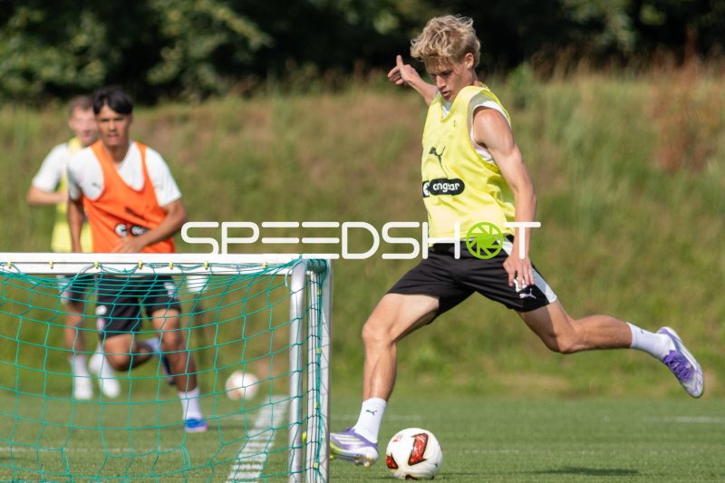 Schussübung im Training beim FC St. Pauli