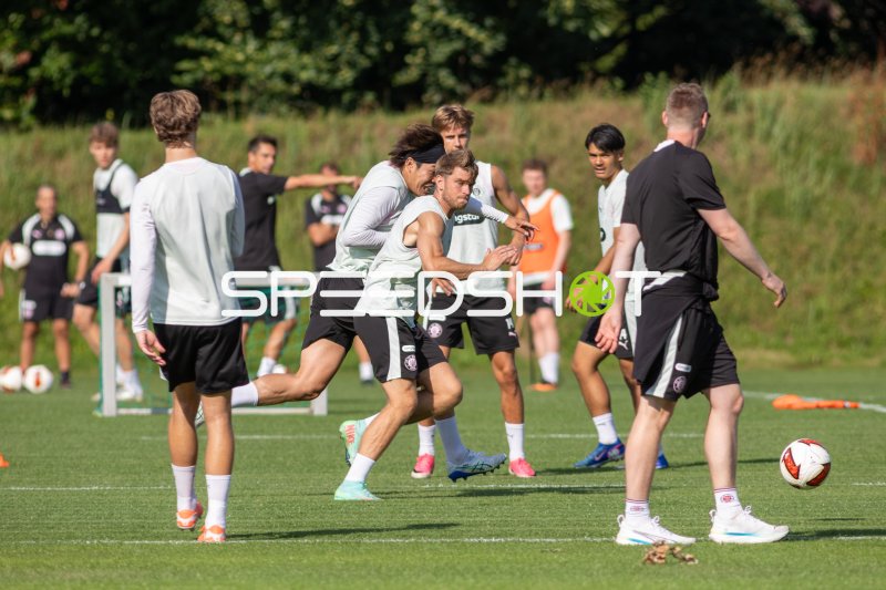Zweikampf im Training des FC St. Pauli in Hamburg