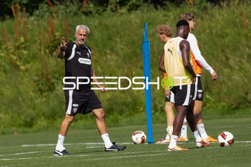 Trainer gibt Anweisungen beim FC St. Pauli Training in Hamburg