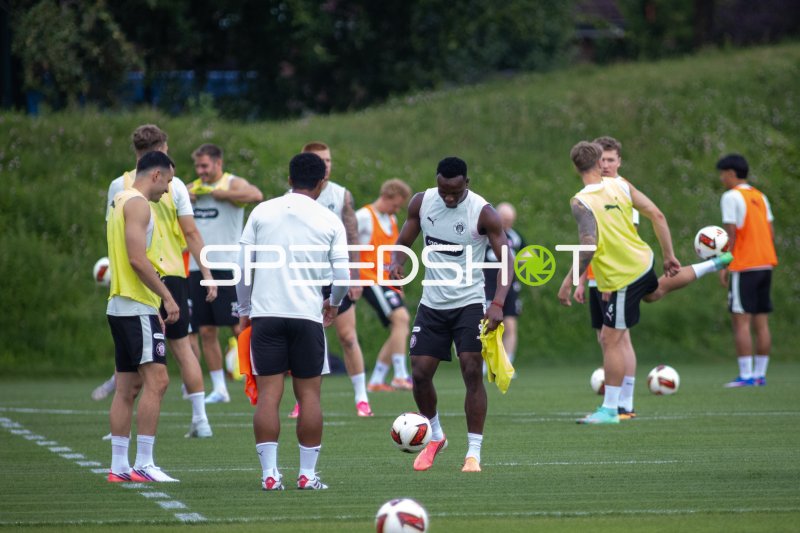 FC St. Pauli Spieler beim Training im Trainingszentrum Hamburg