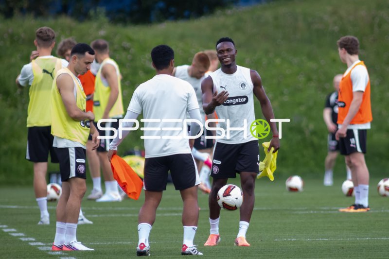 FC St. Pauli Spieler beim Training im Trainingszentrum Hamburg