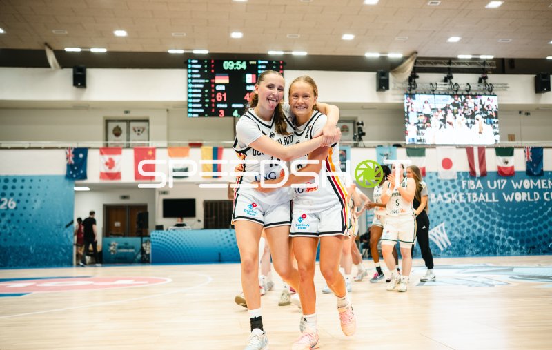 Mia Wiegand (#13; Deutschland) und Leonie Pfanzelt (#3; Deutschland) feiern Sieg
