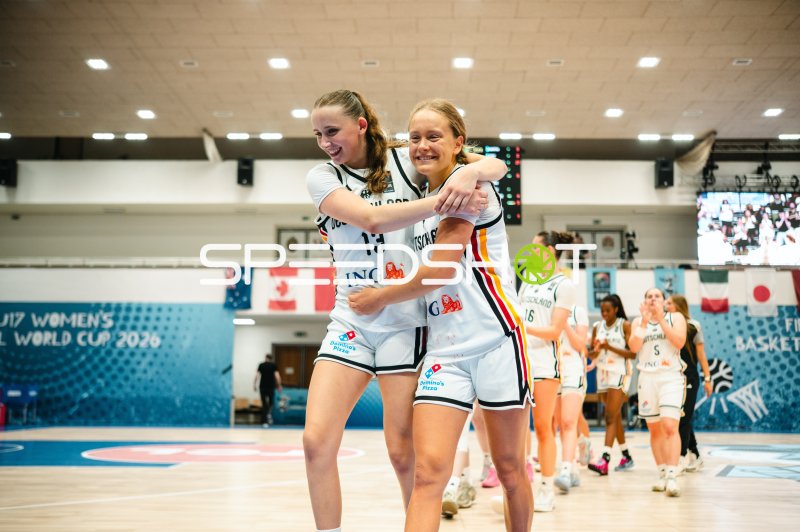 Mia Wiegand (#13; Deutschland) und Leonie Pfanzelt (#3; Deutschland) feiern gemeinsam
