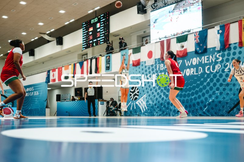 Lara Gierlich (#12; Deutschland) beim Freiwurf gegen Mexico