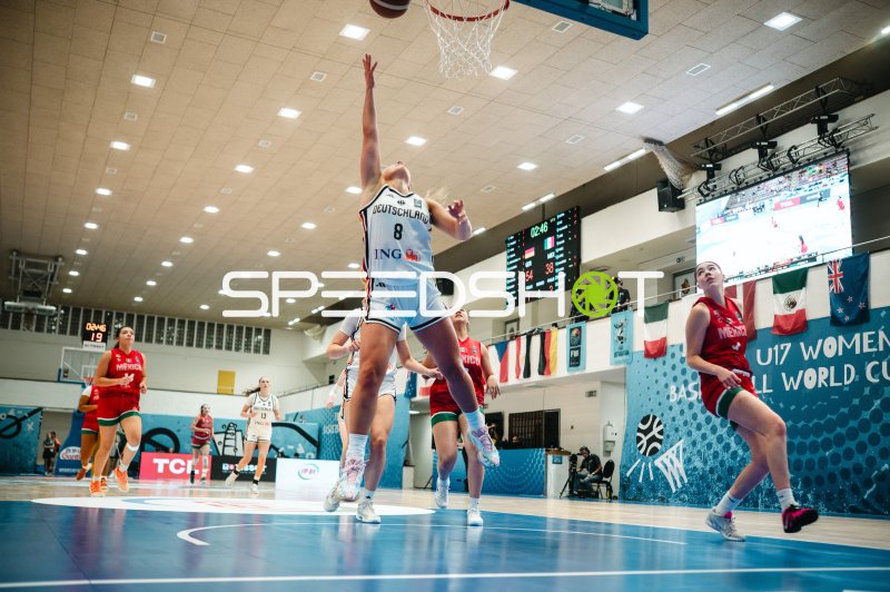 Darina Zraychenko (#8; Deutschland) beim Layup gegen Mexico