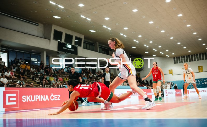 Mia Wiegand (#13; Deutschland) im Zweikampf beim U17-Basketball-WM
