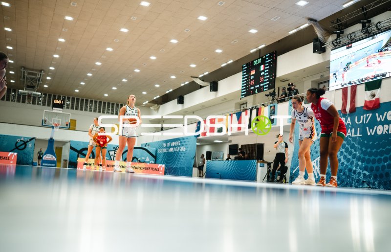 Darina Zraychenko (#8; Deutschland) beim Freiwurf gegen Mexico