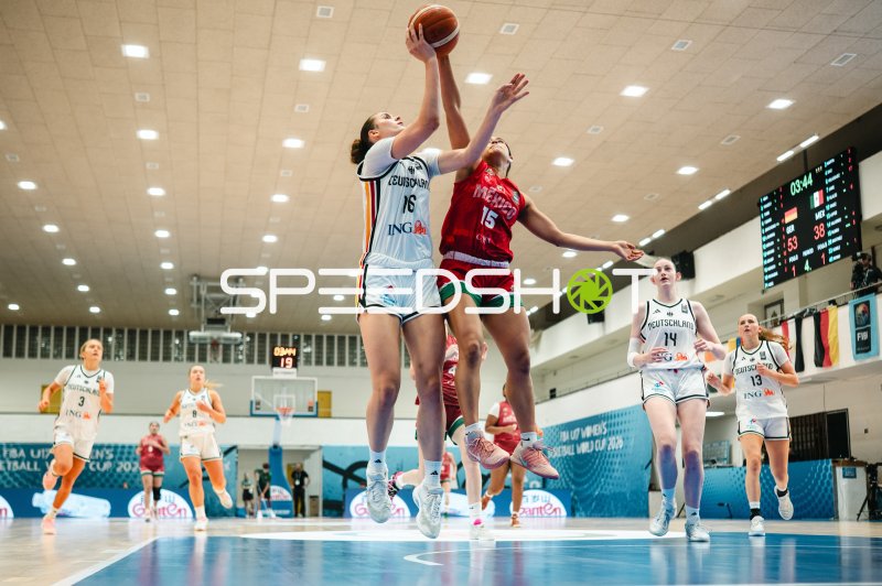 Frederike Askamp (#14; Deutschland) im Zweikampf beim FIBA U17 Women's Basketball World Cup