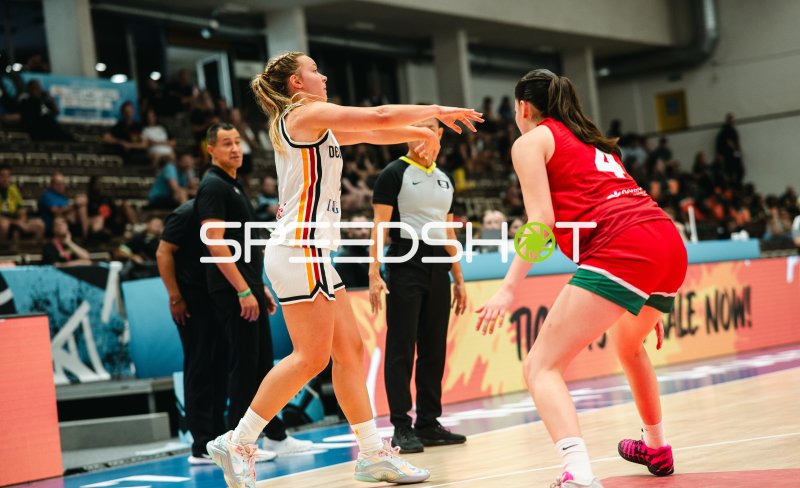 Darina Zraychenko (#8; Deutschland) beim Pass gegen Mexico