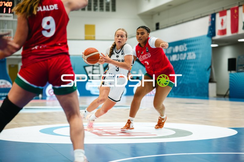 Leonie Pfanzelt (#3; Deutschland) im Zweikampf gegen Mexico