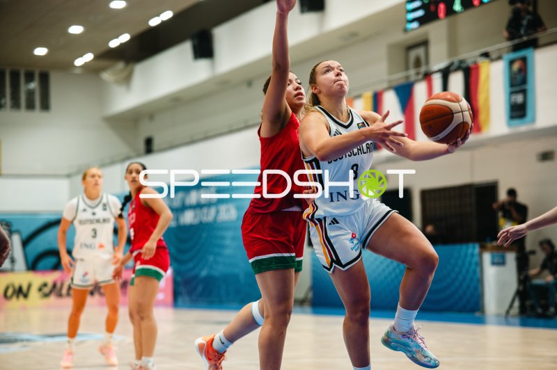 Darina Zraychenko (#8; Deutschland) zieht zum Korb