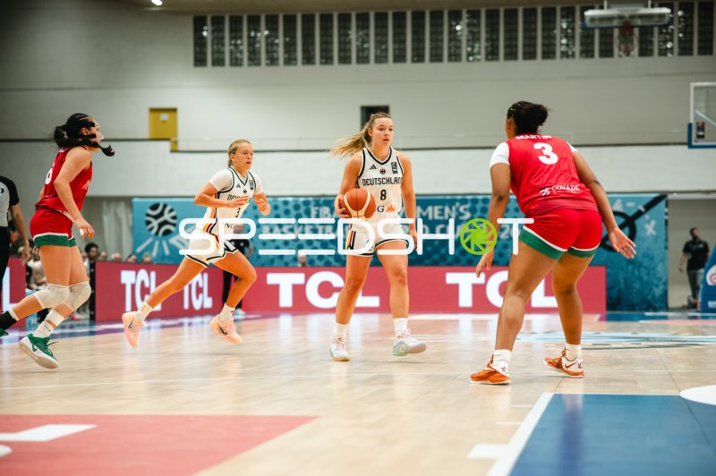 Darina Zraychenko (#8; Deutschland) im Spielaufbau gegen Mexico