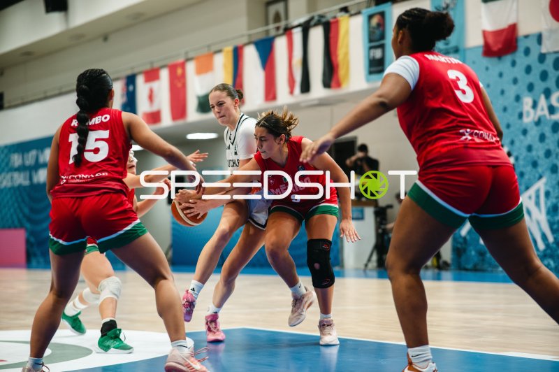 Lara Gierlich (#12; Deutschland) im Zweikampf um den Ball gegen Mexico