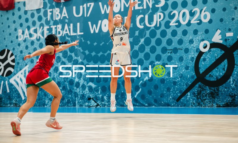 Darina Zraychenko (#8; Deutschland) beim Sprungwurf gegen Mexico