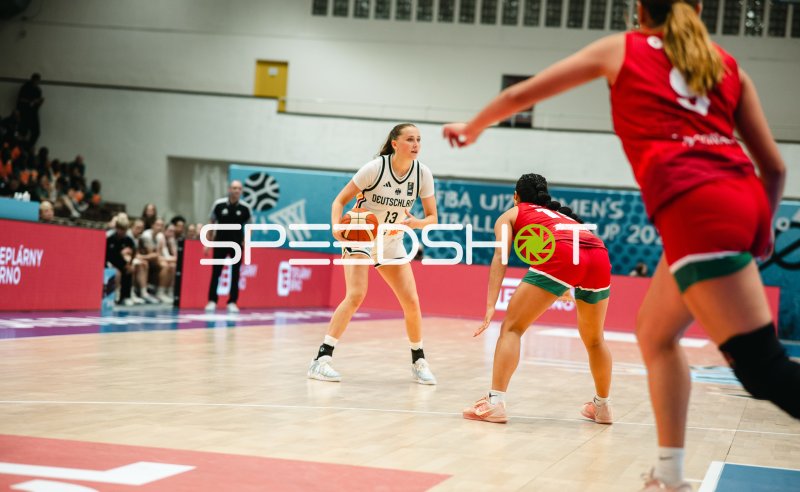 Mia Wiegand (#13; Deutschland) im Spielaufbau gegen Mexico