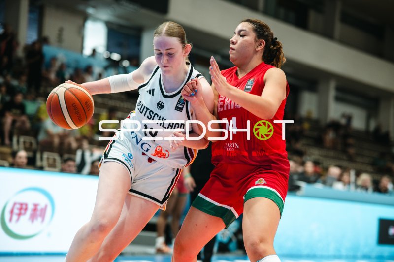 Frederike Askamp (#14; Deutschland) im Zweikampf gegen Mexico