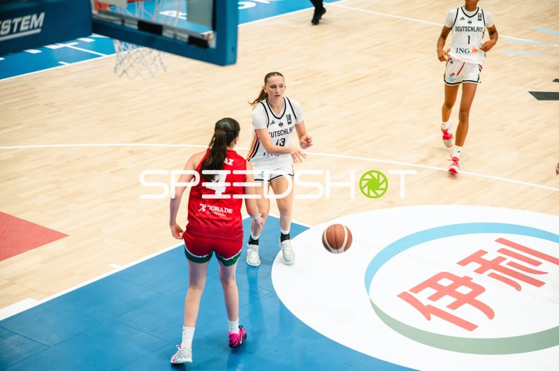 Mia Wiegand (#13; Deutschland) im Ballbesitz gegen Mexico
