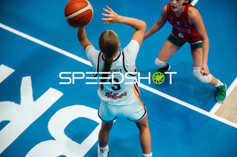 Leonie Pfanzelt (#3; Deutschland) beim Wurfansatz gegen Mexico