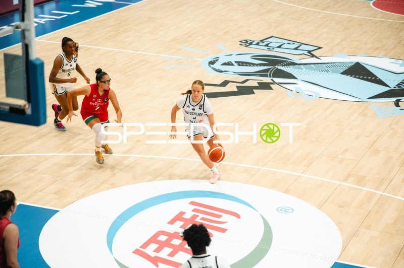 Leonie Pfanzelt (#3; Deutschland) dribbelt Richtung Korb