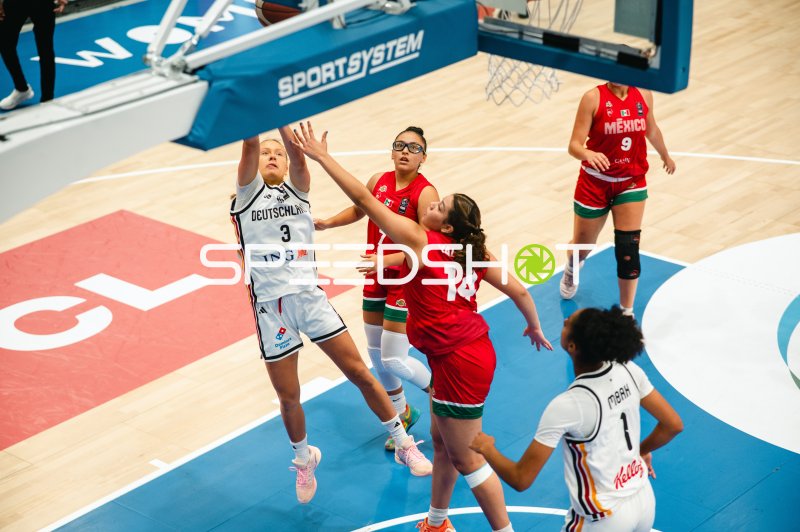 Leonie Pfanzelt (#3; Deutschland) beim Korbwurf gegen Mexico