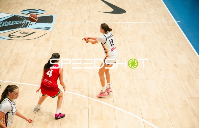 Lara Gierlich (#12; Deutschland) passt beim Spiel gegen Mexico
