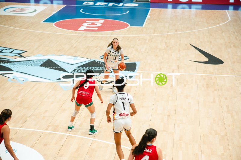 Mia Wiegand (#13; Deutschland) mit Ball gegen Mexico in Brno