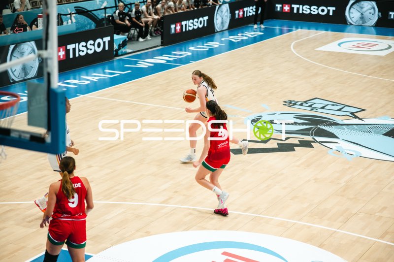 Mariana Diaz (#4; Mexico) unter dem Korb im Zweikampf mit Deutschland